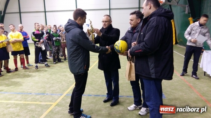 Zdjęcie w galerii na portalu naszraciborz.pl: III edycja Rudzkiej Amatorskiej Ligi Piłki Nożnej Pięcioosobowej dobiegła końca wiadomości z regionu