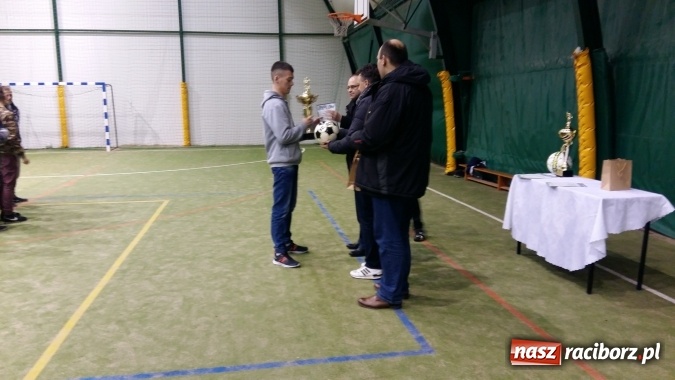 Zdjęcie w galerii na portalu naszraciborz.pl: III edycja Rudzkiej Amatorskiej Ligi Piłki Nożnej Pięcioosobowej dobiegła końca wiadomości z regionu