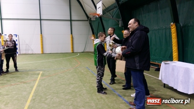 Zdjęcie w galerii na portalu naszraciborz.pl: III edycja Rudzkiej Amatorskiej Ligi Piłki Nożnej Pięcioosobowej dobiegła końca wiadomości z regionu