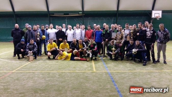 Zdjęcie w galerii na portalu naszraciborz.pl: III edycja Rudzkiej Amatorskiej Ligi Piłki Nożnej Pięcioosobowej dobiegła końca wiadomości z regionu