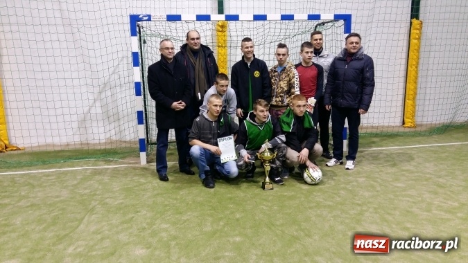 Zdjęcie w galerii na portalu naszraciborz.pl: III edycja Rudzkiej Amatorskiej Ligi Piłki Nożnej Pięcioosobowej dobiegła końca wiadomości z regionu