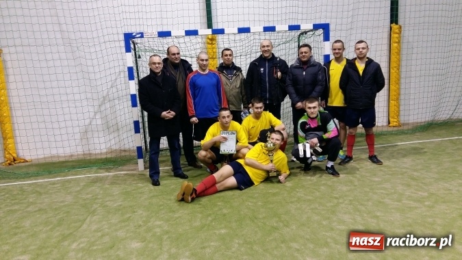 Zdjęcie w galerii na portalu naszraciborz.pl: III edycja Rudzkiej Amatorskiej Ligi Piłki Nożnej Pięcioosobowej dobiegła końca wiadomości z regionu