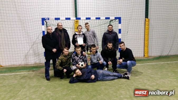 Zdjęcie w galerii na portalu naszraciborz.pl: III edycja Rudzkiej Amatorskiej Ligi Piłki Nożnej Pięcioosobowej dobiegła końca wiadomości z regionu