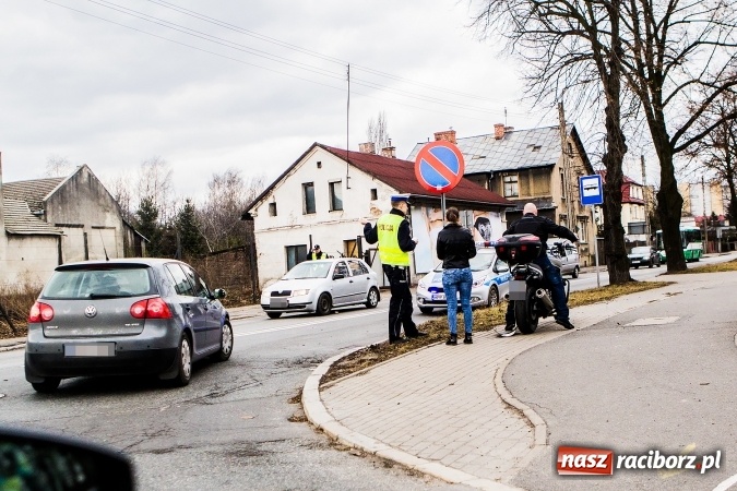 Zdjęcie w galerii na portalu naszraciborz.pl: Zderzenie renault z motocyklem na Łąkowej-Kościuszki wiadomości z regionu