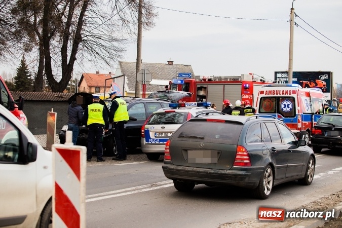 Zdjęcie w galerii na portalu naszraciborz.pl: Zderzenie seata i toyoty na skrzyżowaniu Rudzkiej i Siwonia wiadomości z regionu