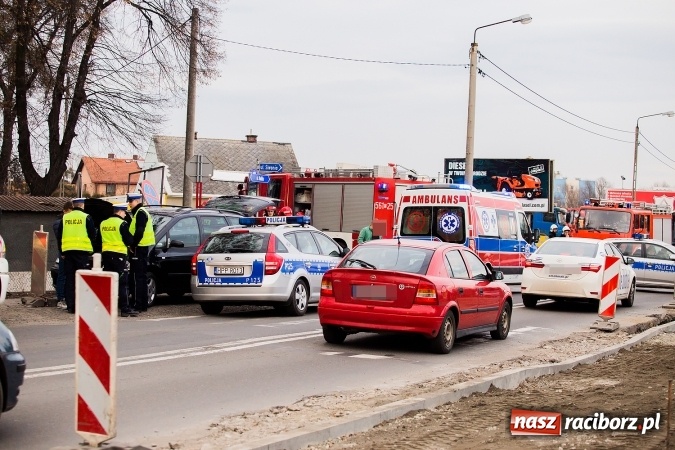 Zdjęcie w galerii na portalu naszraciborz.pl: Zderzenie seata i toyoty na skrzyżowaniu Rudzkiej i Siwonia wiadomości z regionu