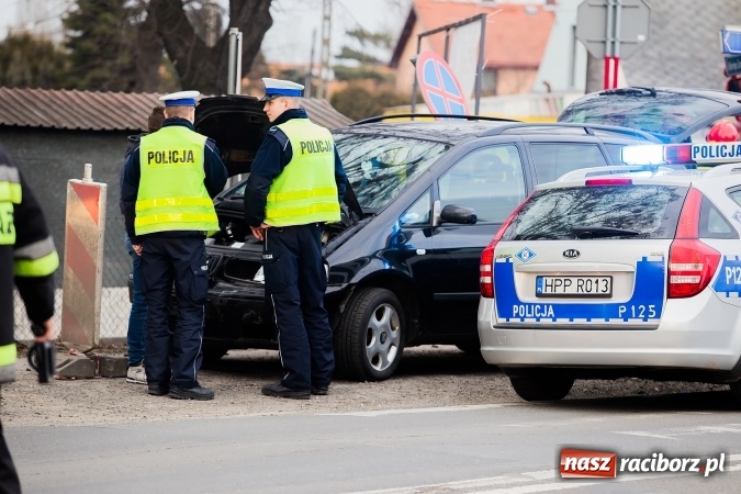 Zdjęcie w galerii na portalu naszraciborz.pl: Zderzenie seata i toyoty na skrzyżowaniu Rudzkiej i Siwonia wiadomości z regionu