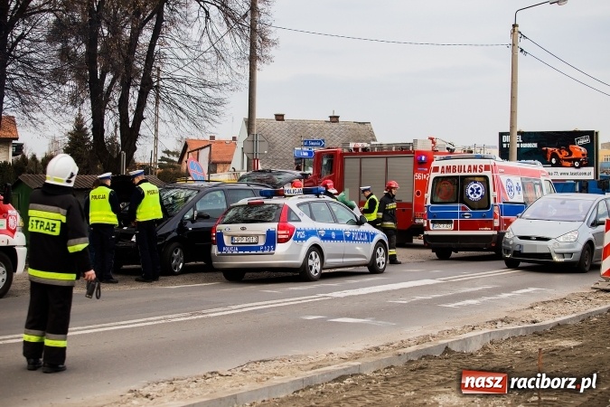 Zdjęcie w galerii na portalu naszraciborz.pl: Zderzenie seata i toyoty na skrzyżowaniu Rudzkiej i Siwonia wiadomości z regionu