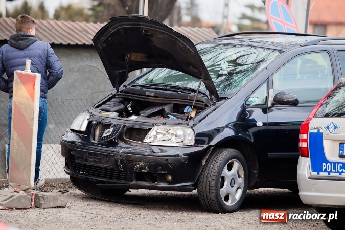 Zdjęcie w galerii na portalu naszraciborz.pl: Zderzenie seata i toyoty na skrzyżowaniu Rudzkiej i Siwonia wiadomości z regionu