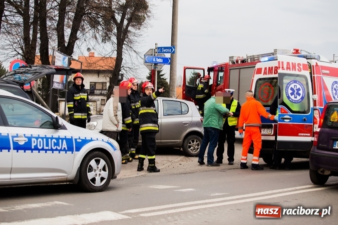 Zdjęcie w galerii na portalu naszraciborz.pl: Zderzenie seata i toyoty na skrzyżowaniu Rudzkiej i Siwonia wiadomości z regionu
