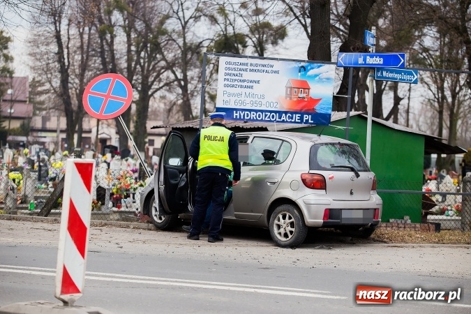 Zdjęcie w galerii na portalu naszraciborz.pl: Zderzenie seata i toyoty na skrzyżowaniu Rudzkiej i Siwonia wiadomości z regionu