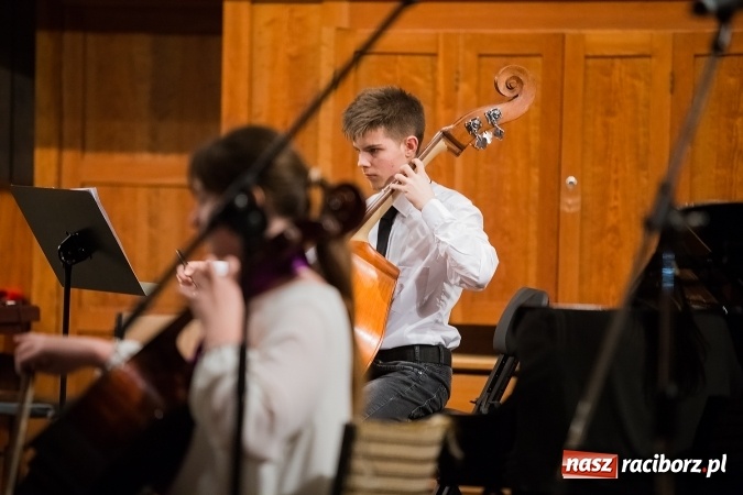 Zdjęcie w galerii na portalu naszraciborz.pl: Zimowy Koncert Karnawałowy w szkole muzycznej wiadomości z regionu