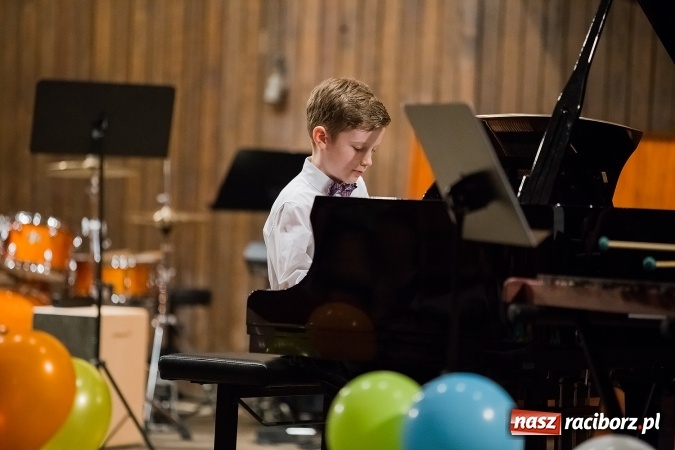 Zdjęcie w galerii na portalu naszraciborz.pl: Zimowy Koncert Karnawałowy w szkole muzycznej wiadomości z regionu