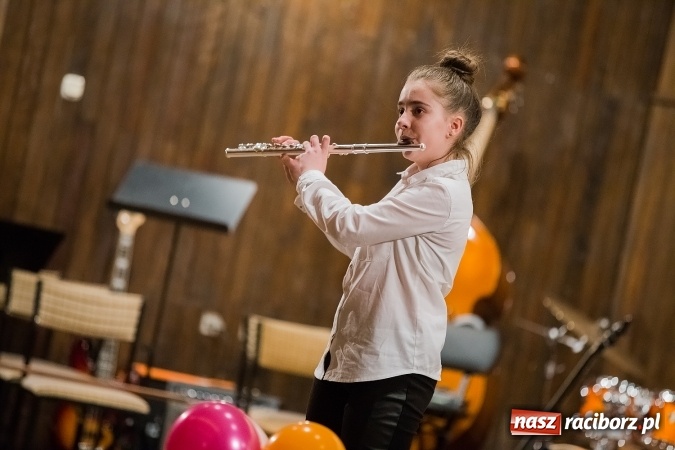 Zdjęcie w galerii na portalu naszraciborz.pl: Zimowy Koncert Karnawałowy w szkole muzycznej wiadomości z regionu
