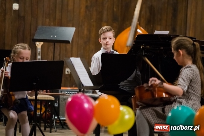 Zdjęcie w galerii na portalu naszraciborz.pl: Zimowy Koncert Karnawałowy w szkole muzycznej wiadomości z regionu