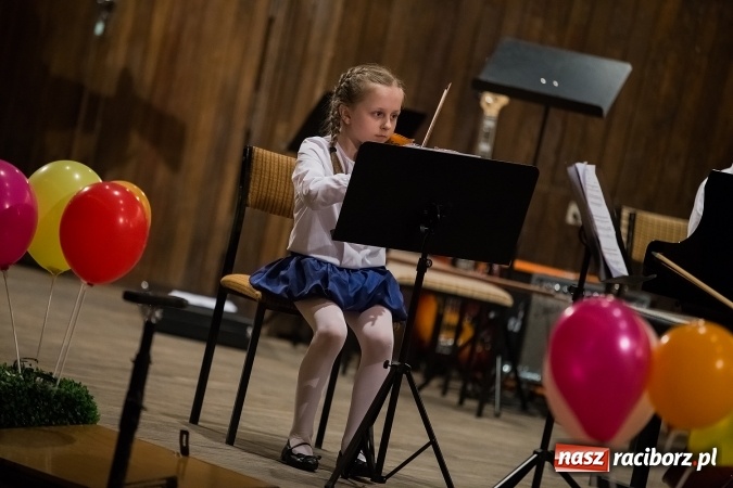 Zdjęcie w galerii na portalu naszraciborz.pl: Zimowy Koncert Karnawałowy w szkole muzycznej wiadomości z regionu