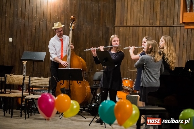 Zdjęcie w galerii na portalu naszraciborz.pl: Zimowy Koncert Karnawałowy w szkole muzycznej wiadomości z regionu