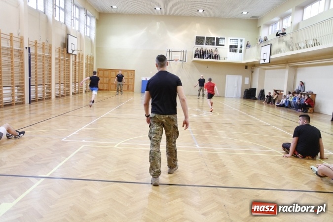 Zdjęcie w galerii na portalu naszraciborz.pl: Komandosi z gliwickiej jednostki AGAT poprowadzili zajęcia w ZSOMS wiadomości z regionu