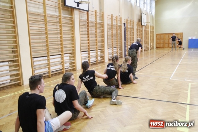 Zdjęcie w galerii na portalu naszraciborz.pl: Komandosi z gliwickiej jednostki AGAT poprowadzili zajęcia w ZSOMS wiadomości z regionu