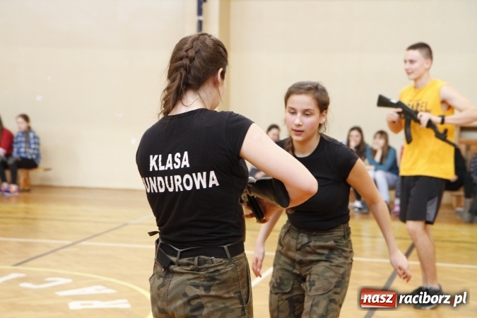 Zdjęcie w galerii na portalu naszraciborz.pl: Komandosi z gliwickiej jednostki AGAT poprowadzili zajęcia w ZSOMS wiadomości z regionu