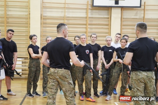 Zdjęcie w galerii na portalu naszraciborz.pl: Komandosi z gliwickiej jednostki AGAT poprowadzili zajęcia w ZSOMS wiadomości z regionu