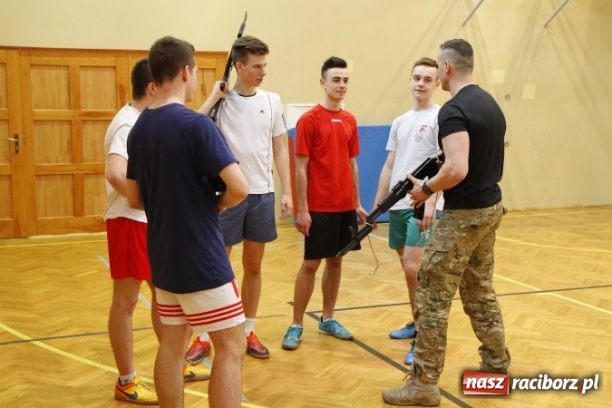 Zdjęcie w galerii na portalu naszraciborz.pl: Komandosi z gliwickiej jednostki AGAT poprowadzili zajęcia w ZSOMS wiadomości z regionu