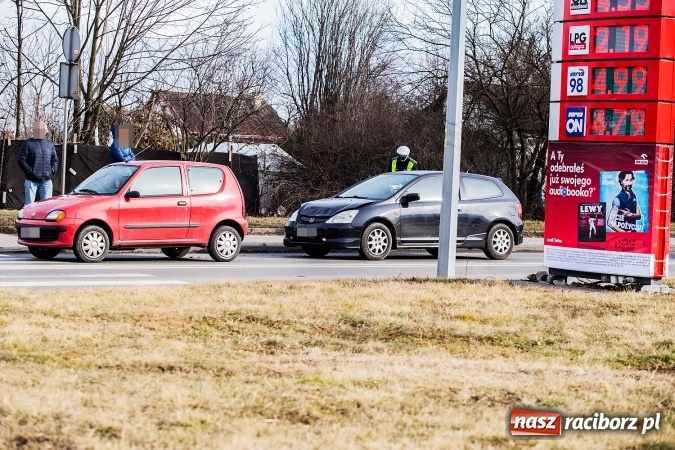 Zdjęcie w galerii na portalu naszraciborz.pl: Na Rybnickiej zderzyły się fiat i honda wiadomości z regionu