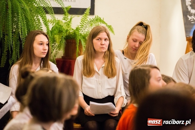 Zdjęcie w galerii na portalu naszraciborz.pl: Wieczorek poetycki w Gimnazjum nr 5 wiadomości z regionu
