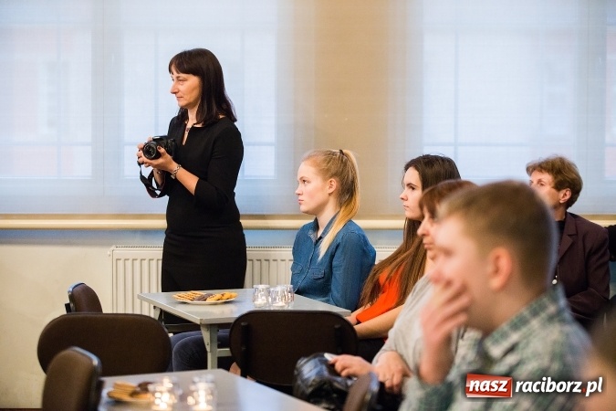 Zdjęcie w galerii na portalu naszraciborz.pl: Wieczorek poetycki w Gimnazjum nr 5 wiadomości z regionu
