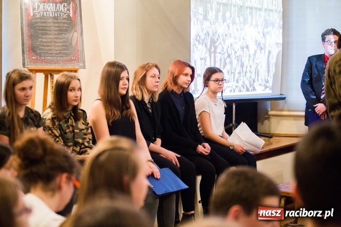 Zdjęcie w galerii na portalu naszraciborz.pl: Wieczorek poetycki w Gimnazjum nr 5 wiadomości z regionu