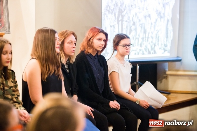 Zdjęcie w galerii na portalu naszraciborz.pl: Wieczorek poetycki w Gimnazjum nr 5 wiadomości z regionu