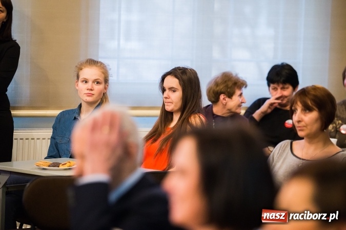 Zdjęcie w galerii na portalu naszraciborz.pl: Wieczorek poetycki w Gimnazjum nr 5 wiadomości z regionu