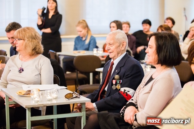 Zdjęcie w galerii na portalu naszraciborz.pl: Wieczorek poetycki w Gimnazjum nr 5 wiadomości z regionu