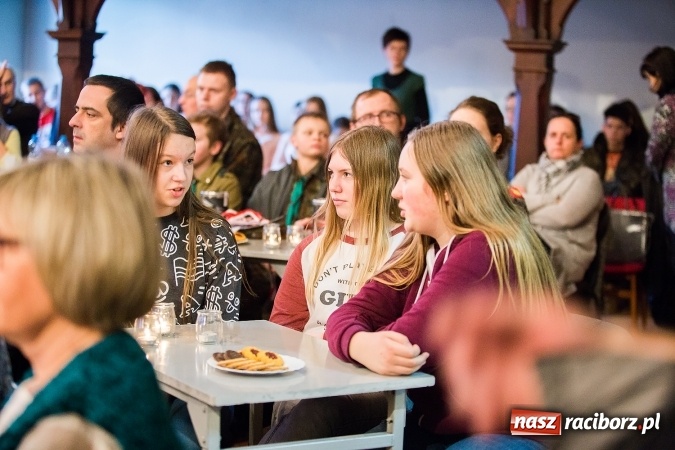 Zdjęcie w galerii na portalu naszraciborz.pl: Wieczorek poetycki w Gimnazjum nr 5 wiadomości z regionu