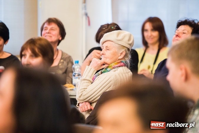 Zdjęcie w galerii na portalu naszraciborz.pl: Wieczorek poetycki w Gimnazjum nr 5 wiadomości z regionu
