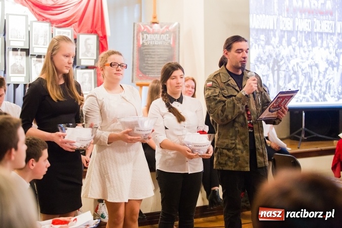 Zdjęcie w galerii na portalu naszraciborz.pl: Wieczorek poetycki w Gimnazjum nr 5 wiadomości z regionu