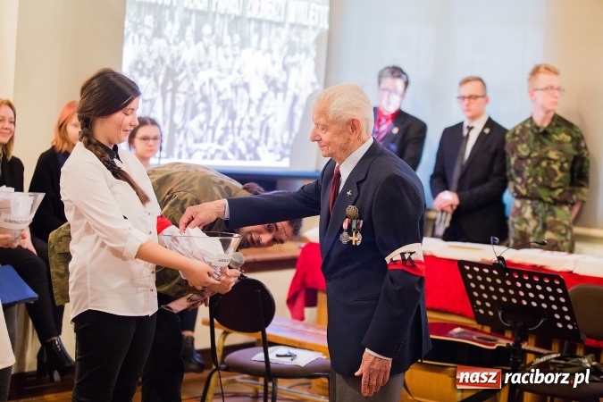 Zdjęcie w galerii na portalu naszraciborz.pl: Wieczorek poetycki w Gimnazjum nr 5 wiadomości z regionu
