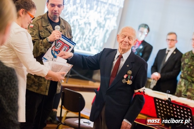 Zdjęcie w galerii na portalu naszraciborz.pl: Wieczorek poetycki w Gimnazjum nr 5 wiadomości z regionu