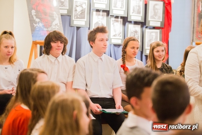 Zdjęcie w galerii na portalu naszraciborz.pl: Wieczorek poetycki w Gimnazjum nr 5 wiadomości z regionu