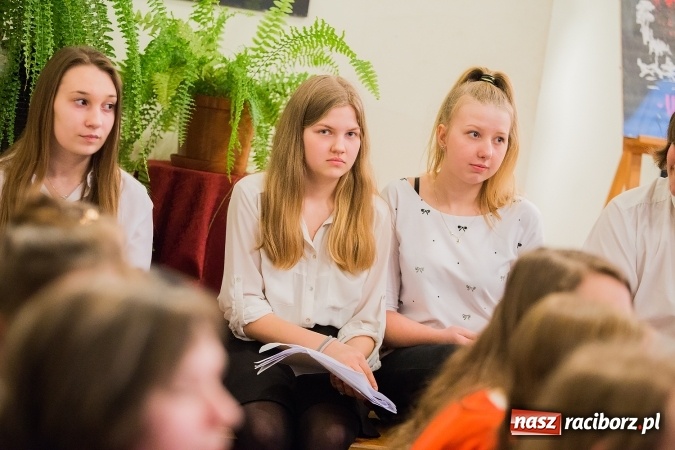 Zdjęcie w galerii na portalu naszraciborz.pl: Wieczorek poetycki w Gimnazjum nr 5 wiadomości z regionu