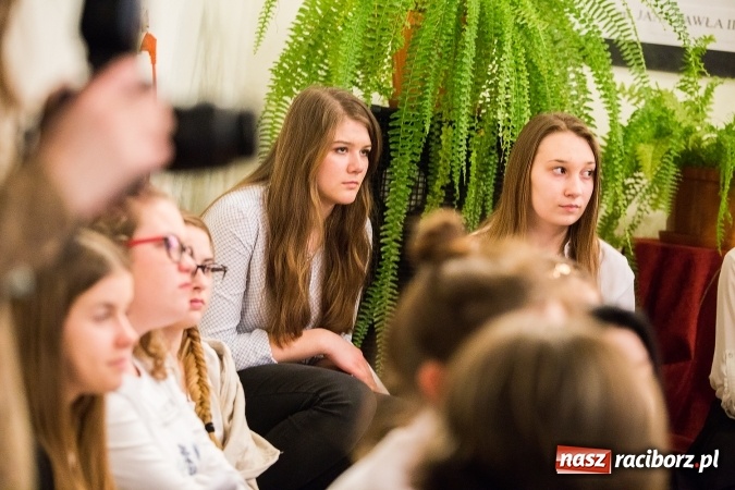 Zdjęcie w galerii na portalu naszraciborz.pl: Wieczorek poetycki w Gimnazjum nr 5 wiadomości z regionu