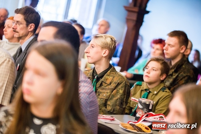 Zdjęcie w galerii na portalu naszraciborz.pl: Wieczorek poetycki w Gimnazjum nr 5 wiadomości z regionu