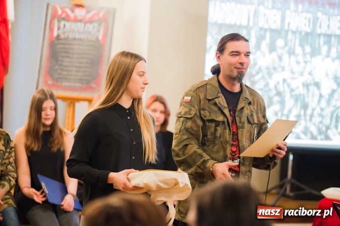 Zdjęcie w galerii na portalu naszraciborz.pl: Wieczorek poetycki w Gimnazjum nr 5 wiadomości z regionu