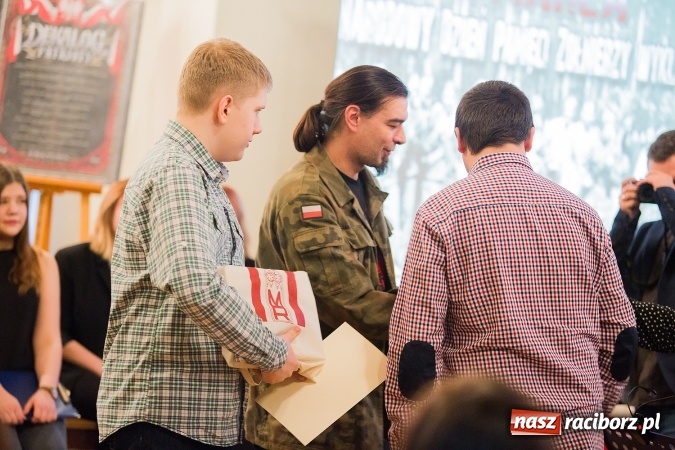 Zdjęcie w galerii na portalu naszraciborz.pl: Wieczorek poetycki w Gimnazjum nr 5 wiadomości z regionu