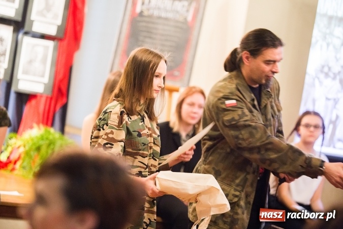Zdjęcie w galerii na portalu naszraciborz.pl: Wieczorek poetycki w Gimnazjum nr 5 wiadomości z regionu