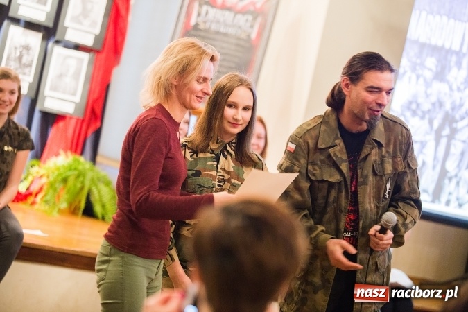 Zdjęcie w galerii na portalu naszraciborz.pl: Wieczorek poetycki w Gimnazjum nr 5 wiadomości z regionu