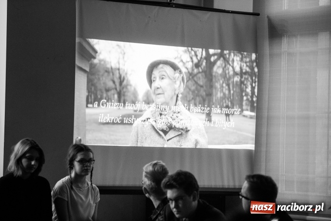 Zdjęcie w galerii na portalu naszraciborz.pl: Wieczorek poetycki w Gimnazjum nr 5 wiadomości z regionu