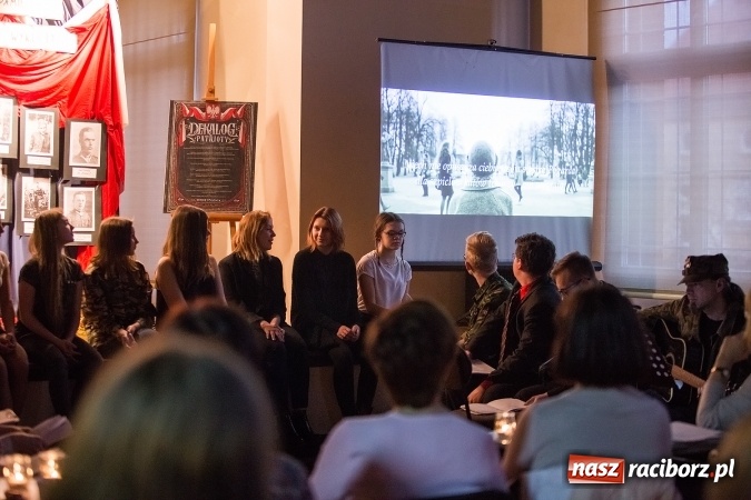 Zdjęcie w galerii na portalu naszraciborz.pl: Wieczorek poetycki w Gimnazjum nr 5 wiadomości z regionu