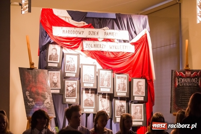 Zdjęcie w galerii na portalu naszraciborz.pl: Wieczorek poetycki w Gimnazjum nr 5 wiadomości z regionu