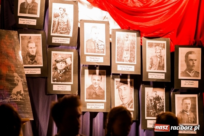 Zdjęcie w galerii na portalu naszraciborz.pl: Wieczorek poetycki w Gimnazjum nr 5 wiadomości z regionu